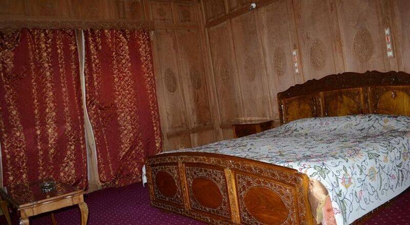 Shahenshah Houseboat 3, Srinagar 1